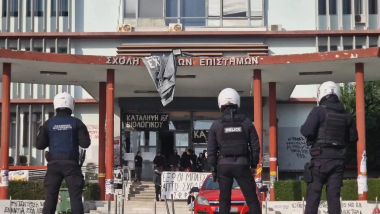 Θεσσαλονίκη: Μεγάλη αστυνομική επιχείρηση στο Αριστοτέλειο Πανεπιστήμιο – 45 προσαγωγές (vids)