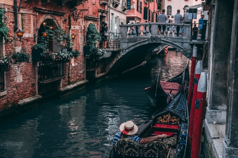 Πατίνια, ελαστικά ακόμα και μπιντέδες: Χωματερές τα κανάλια της Βενετίας (pics + vid)