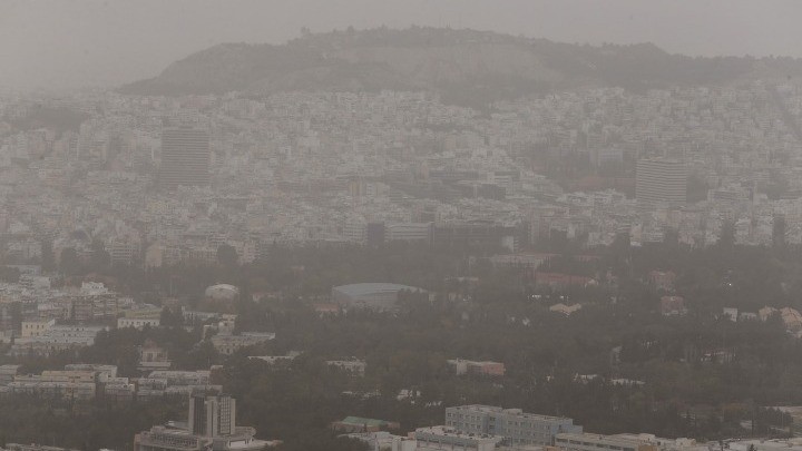 Καιρός: Επιμένει και σήμερα η σκόνη από τη Σαχάρα – Tι συμβουλεύουν οι πνευμονολόγοι
