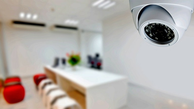 Η Airbnb απαγορεύει από 30 Απριλίου τις κάμερες στο εσωτερικό καταλυμάτων