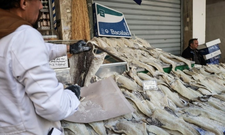 25η Μαρτίου: «Αλμυρός» ο μπακαλιάρος – Πού κυμαίνονται οι τιμές του