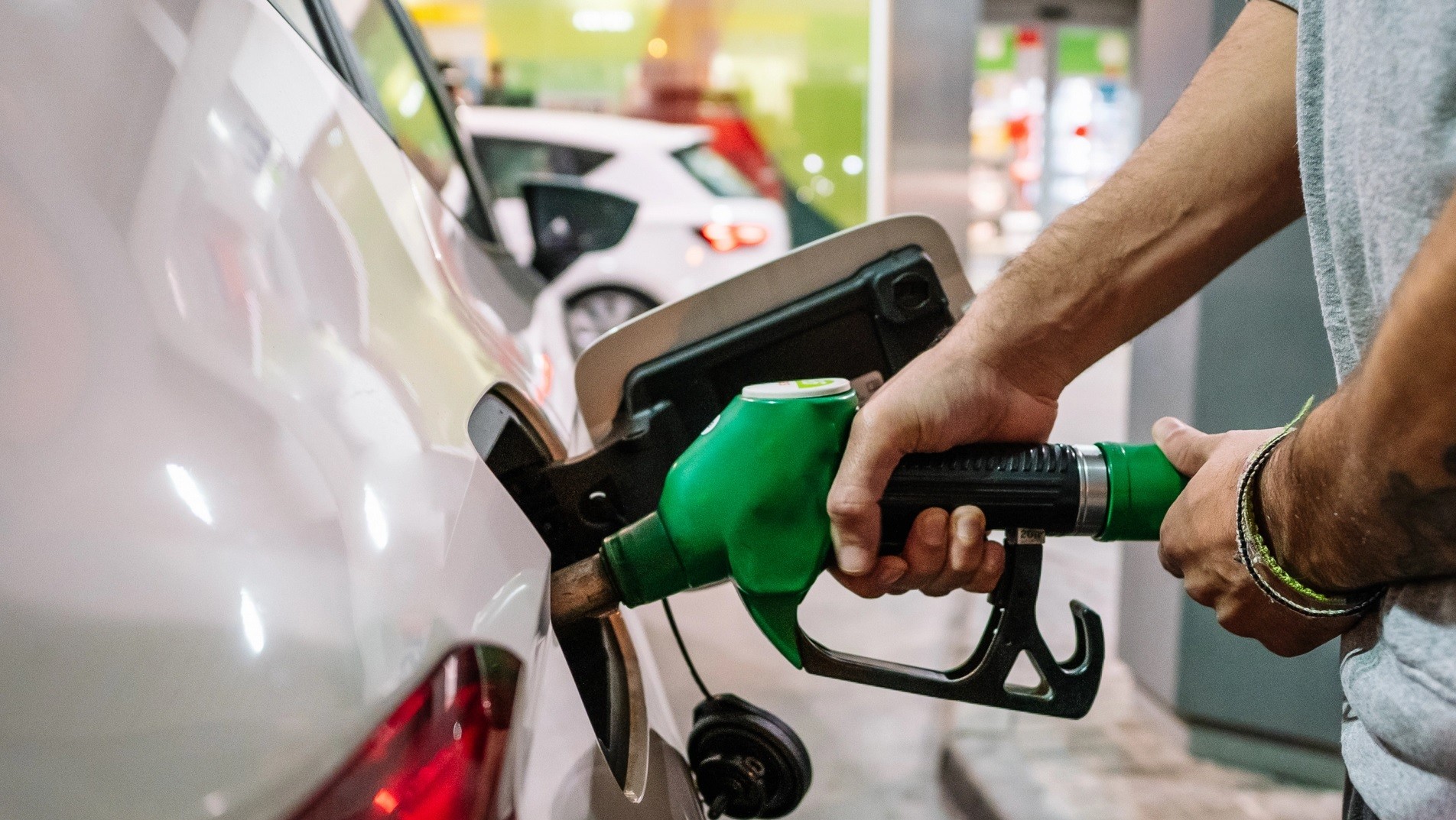 Αυξάνονται οι τιμές των καυσίμων παγκοσμίως – Τι θα σημάνει αυτό για πληθωρισμό και προεδρικές εκλογές στις ΗΠΑ