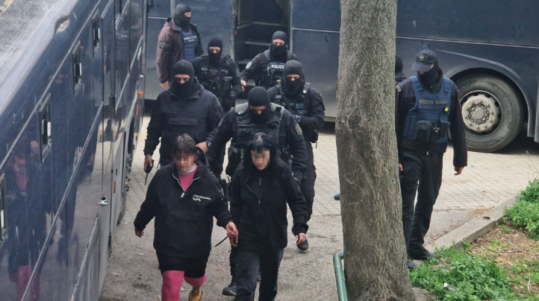 Στο δικαστήριο Θεσσαλονίκης οι 49 συλληφθέντες από την επιχείρηση της ΕΛΑΣ στο ΑΠΘ