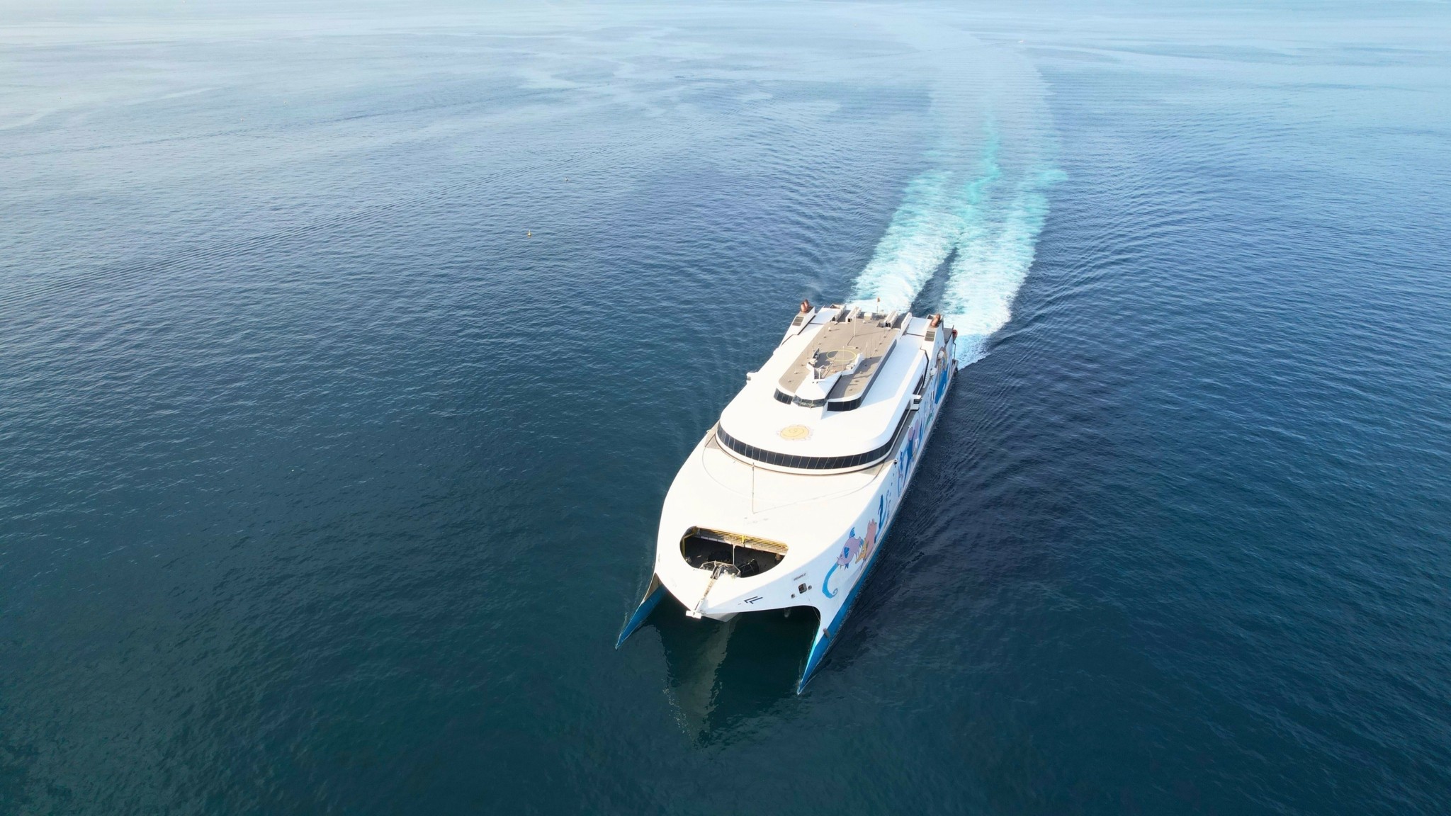 EuroChampion Jet: Το νέο ταχύπλοο της SEAJETS κατέπλευσε στο λιμάνι του Πειραιά (pic + vid)