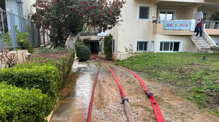 Έσπασε αγωγός της ΕΥΔΑΠ στο Μαρούσι – Πλημμύρισαν σπίτια και δρόμοι (vid)