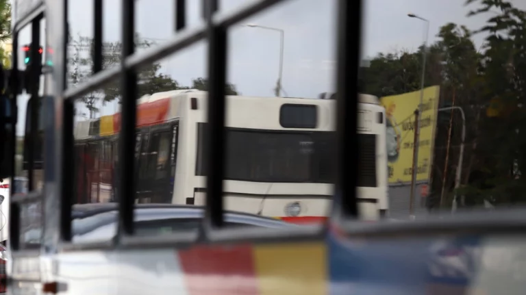 Σε διαθεσιμότητα ο οδηγός λεωφορείου που μιλούσε στο κινητό και οδηγούσε με τους αγκώνες