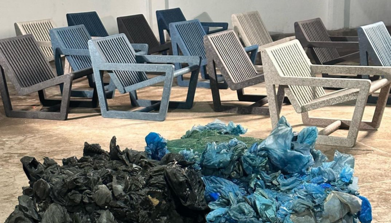 Τι κοινό έχουν 2.000 πλαστικές σακούλες, ένας ποταμός, τρία αδέλφια και μία πολυθρόνα (pics + vid)