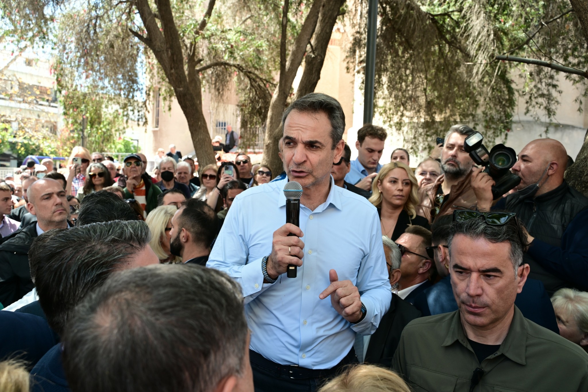 Θερμή υποδοχή Μητσοτάκη στο Μοσχάτο – «Δίπλα σε παλιούς και νέους φίλους»