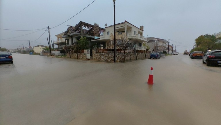 Κακοκαιρία Εμίλ: Πλημμυρισμένοι δρόμοι και διακοπές κυκλοφορίας στο Ναύπλιο