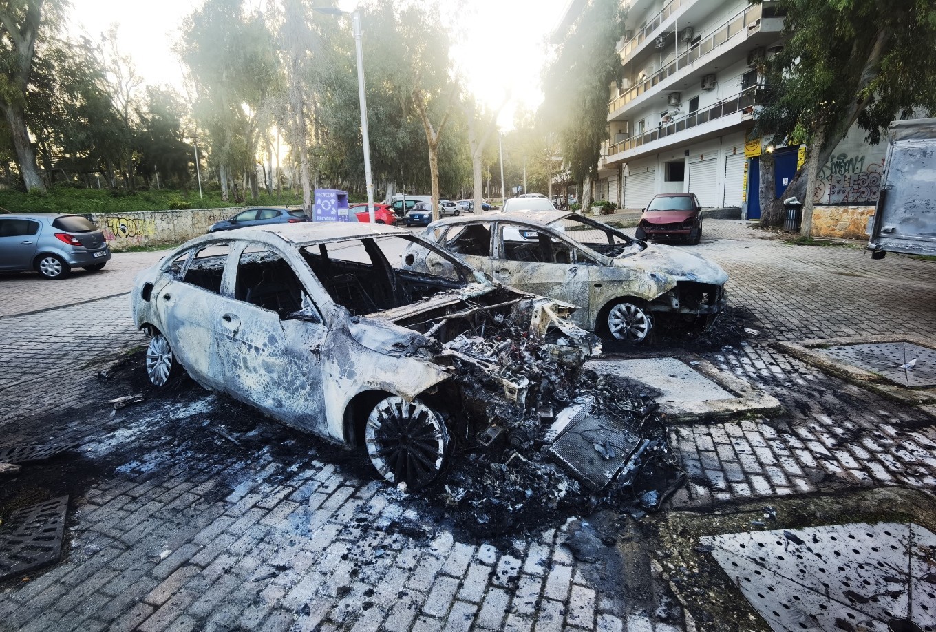 Επεισόδια στην Πανεπιστημιούπολη: Mολότοφ σε αστυνομικούς – Κάηκαν τέσσερα οχήματα