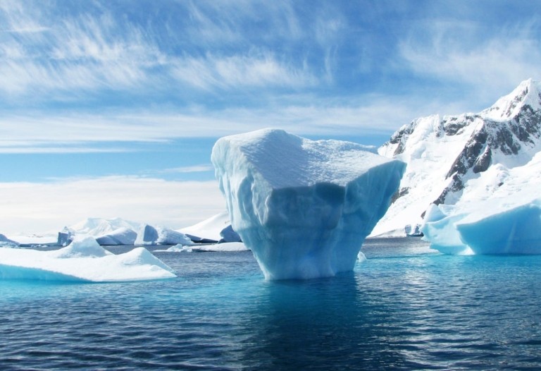 Θα μείνει χωρίς πάγους η Αρκτική μέχρι το 2030; (γραφήματα)