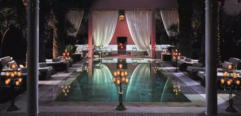 Πώς είναι η εμπειρία στη βασιλική χλιδή του πιο μεγαλοπρεπούς ξενοδοχείου στο Μαρόκο