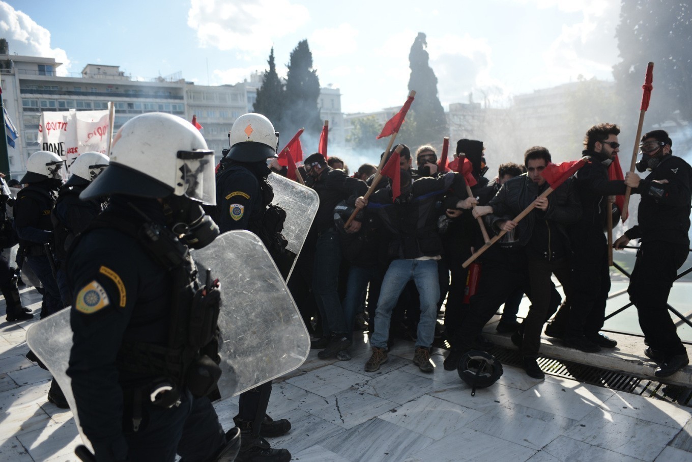 Πανεκπαιδευτικό συλλαλητήριο: Σοβαρά επεισόδια στο Σύνταγμα με 8 τραυματίες (upd)