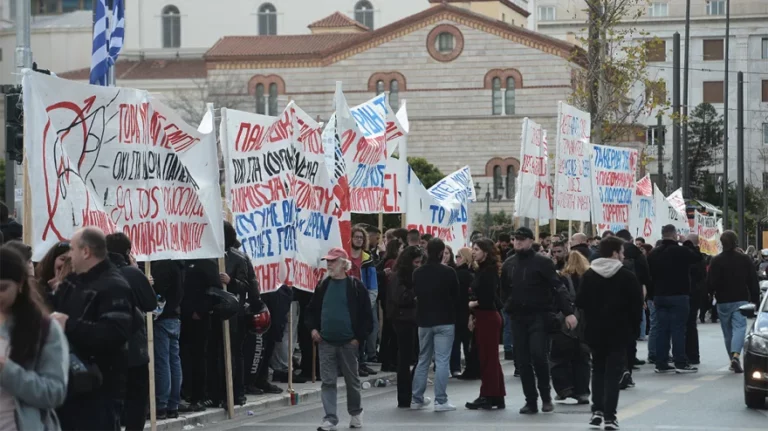 Πανεκπαιδευτικό συλλαλητήριο στα Προπύλαια, κλειστή η Πανεπιστημίου