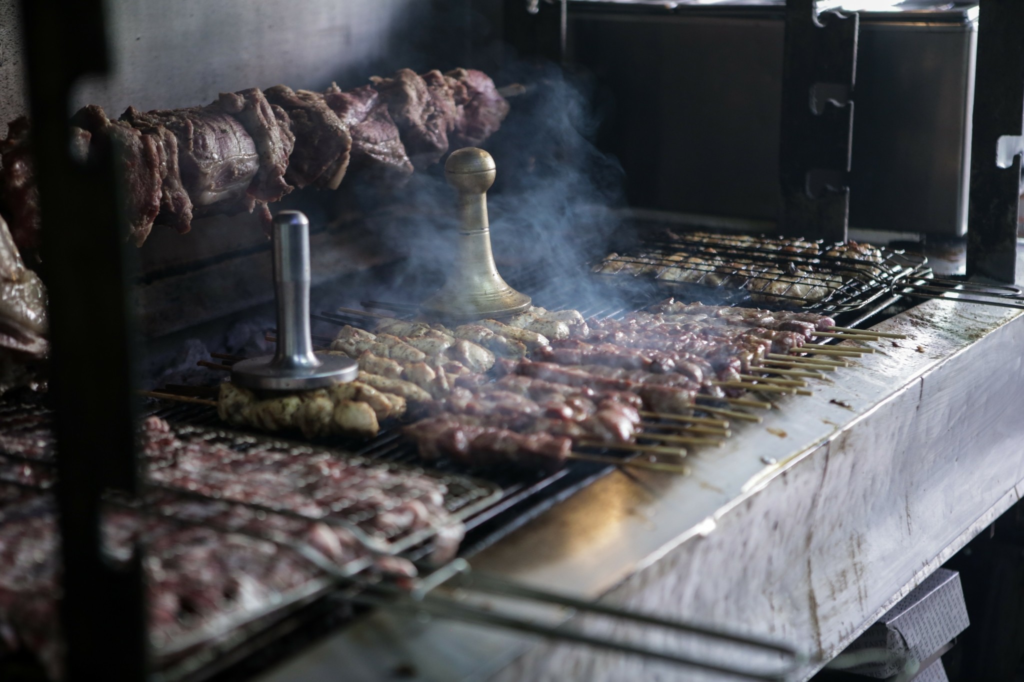 Τσικνοπέμπτη 2024: Σπίτι ή σε εστιατόριο; Τι συμφέρει περισσότερο (γραφήματα)