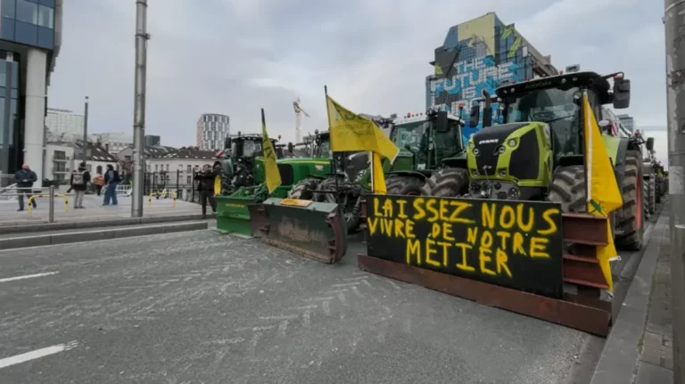 Βρυξέλλες: Ξανά στους δρόμους οι αγρότες (vid)