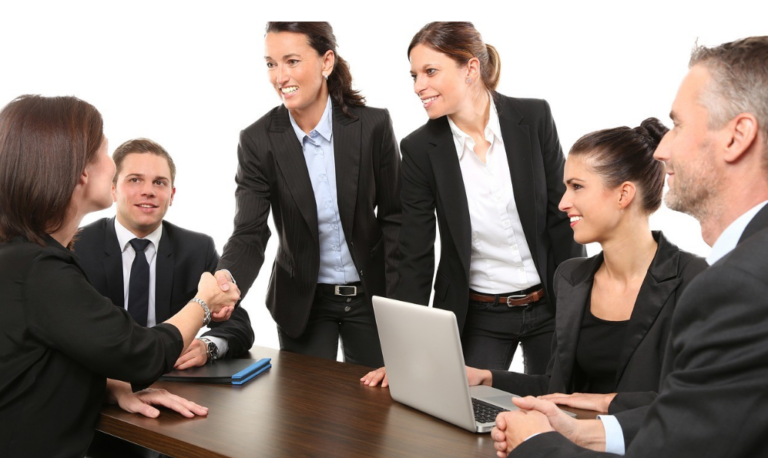 Στελέχη επιχειρήσεων: Τι πρέπει να αλλάξει στην ηγεσία των εταιρειών για να μειωθεί το μισθολογικό χάσμα ανδρών – γυναικών 