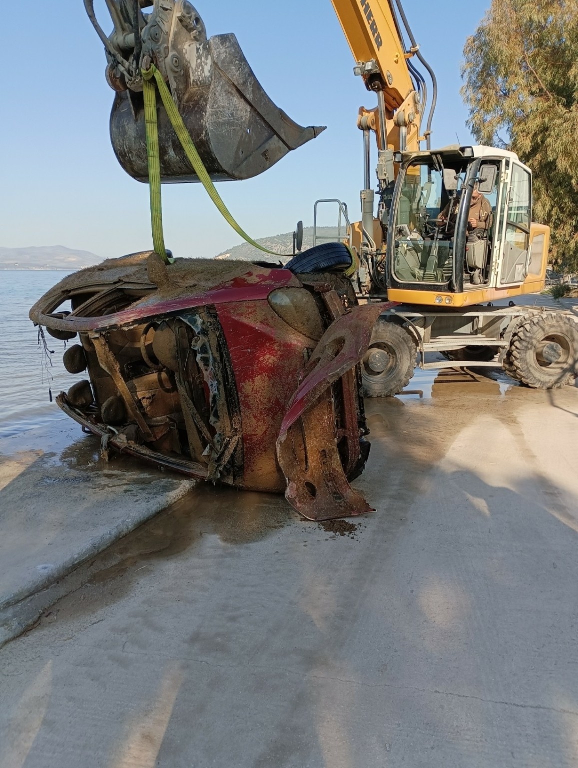 Ανέλκυση αυτοκινήτων με δαπάνες του ΟΛΒ από τον θαλάσσιο χώρο της Αγριάς