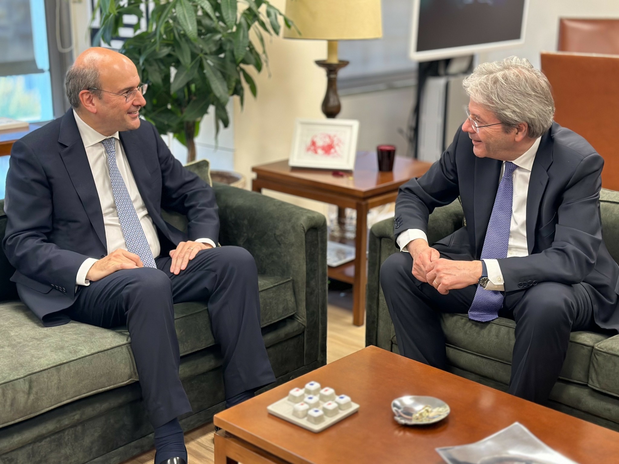 Τζεντιλόνι στην Αθήνα: Η Ελλάδα παρουσιάζει πιο δυνατή οικονομία σε σχέση με το μέσο όρο της ΕΕ (pic)