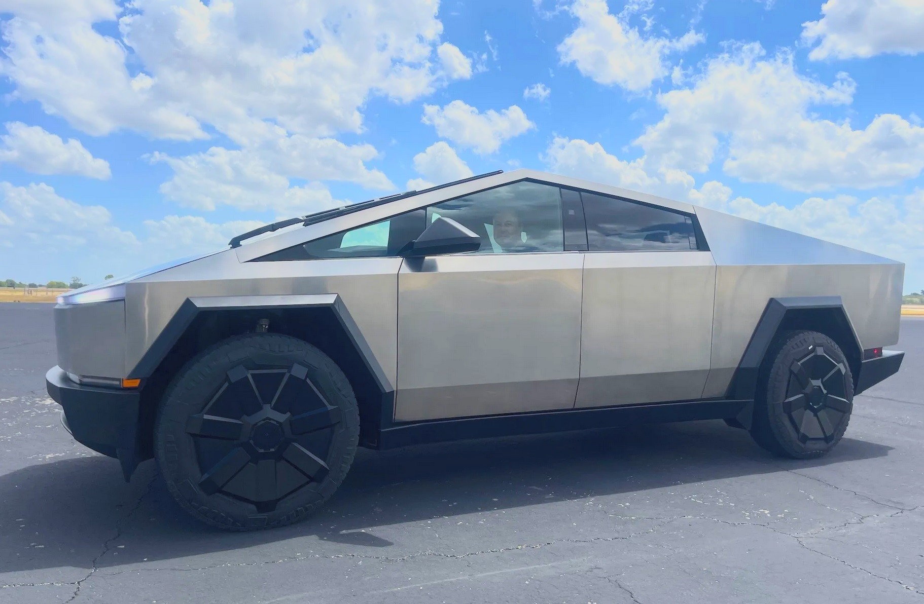 Tesla: Ανακαλεί 3.900 Cybertrucks λόγω επικίνδυνου προβλήματος με το πεντάλ γκαζιού