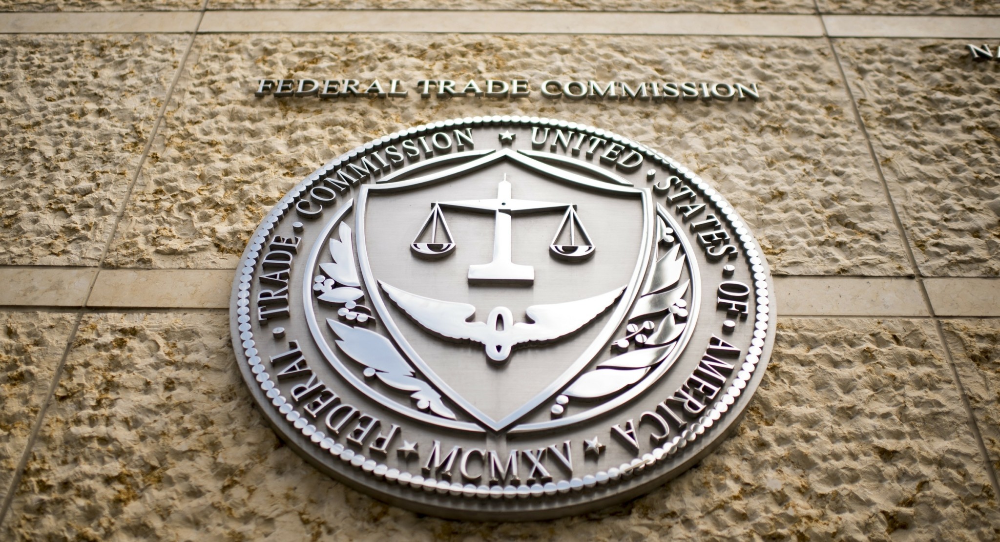 FTC: Μπλοκάρει την συγχώνευση των εταιρειών μόδας Capri και Tapestry