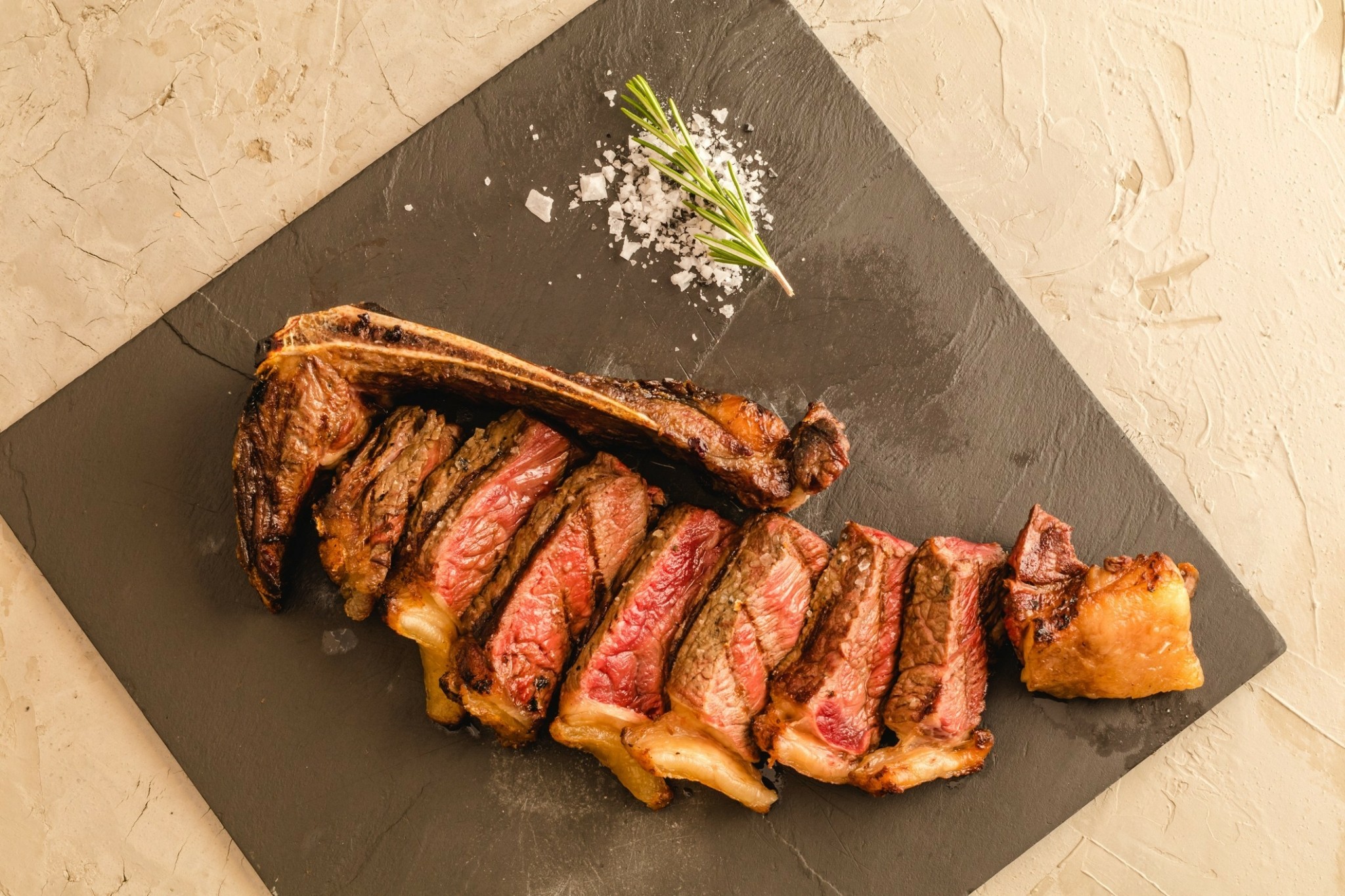 Το γαστρονομικό ντέρμπι των steaks – Rubia Gallega εναντίον Wagyu