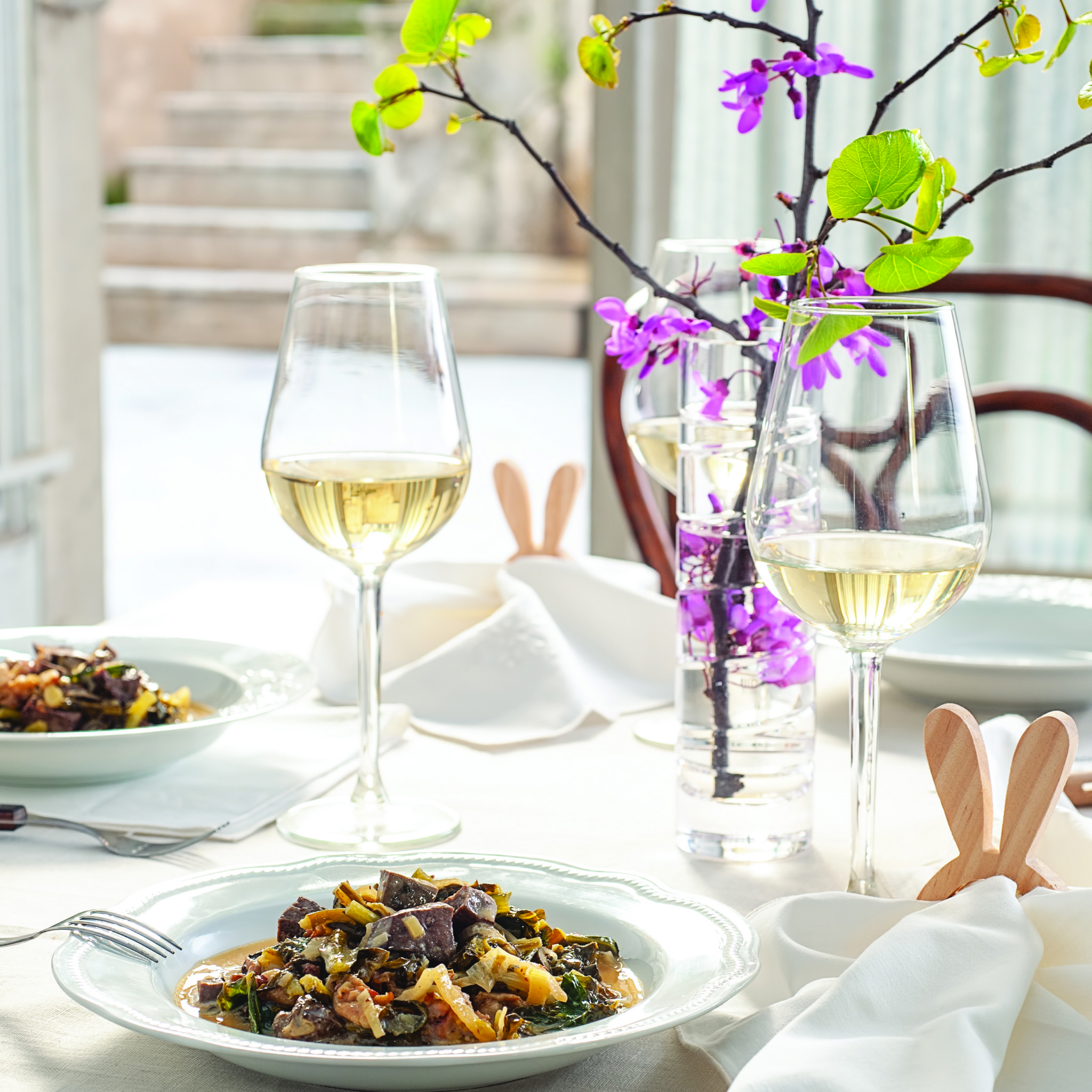 Μαγειρίτσα: 10 τοπ ελληνικά κρασιά για το απόλυτο ταίριασμα