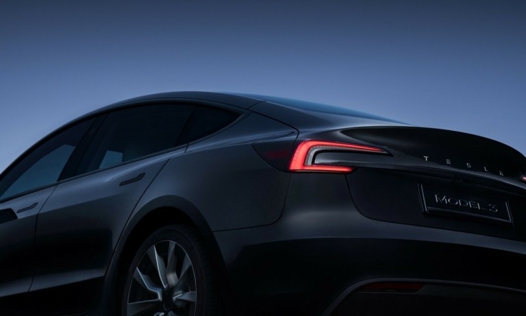 Η Tesla έχει ζόρια και μειώνει τις τιμές