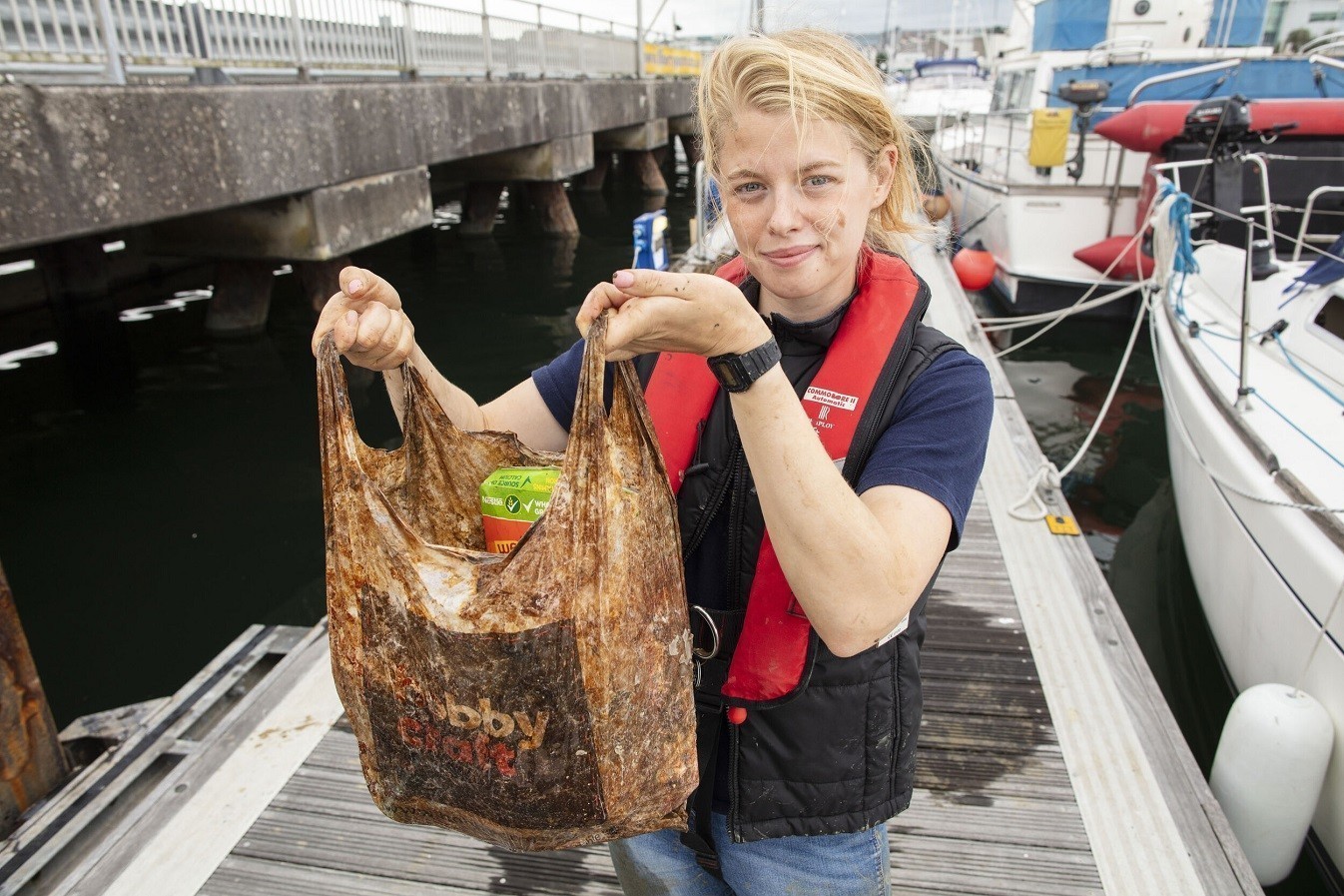 «Ντετέκτιβ πλαστικού»: Η Ιμοτζεν Νάπερ αναζητά πηγές ρύπανσης από πλαστικό στα πιο απίθανα μέρη (pics)