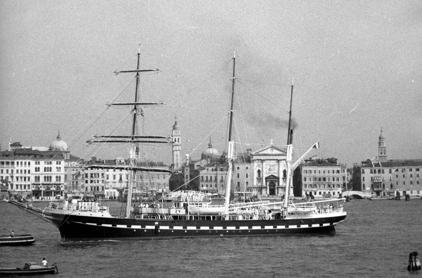 Belem: Το πλοίο-μύθος μεταφέρει την Ολυμπιακή Φλόγα στο Παρίσι