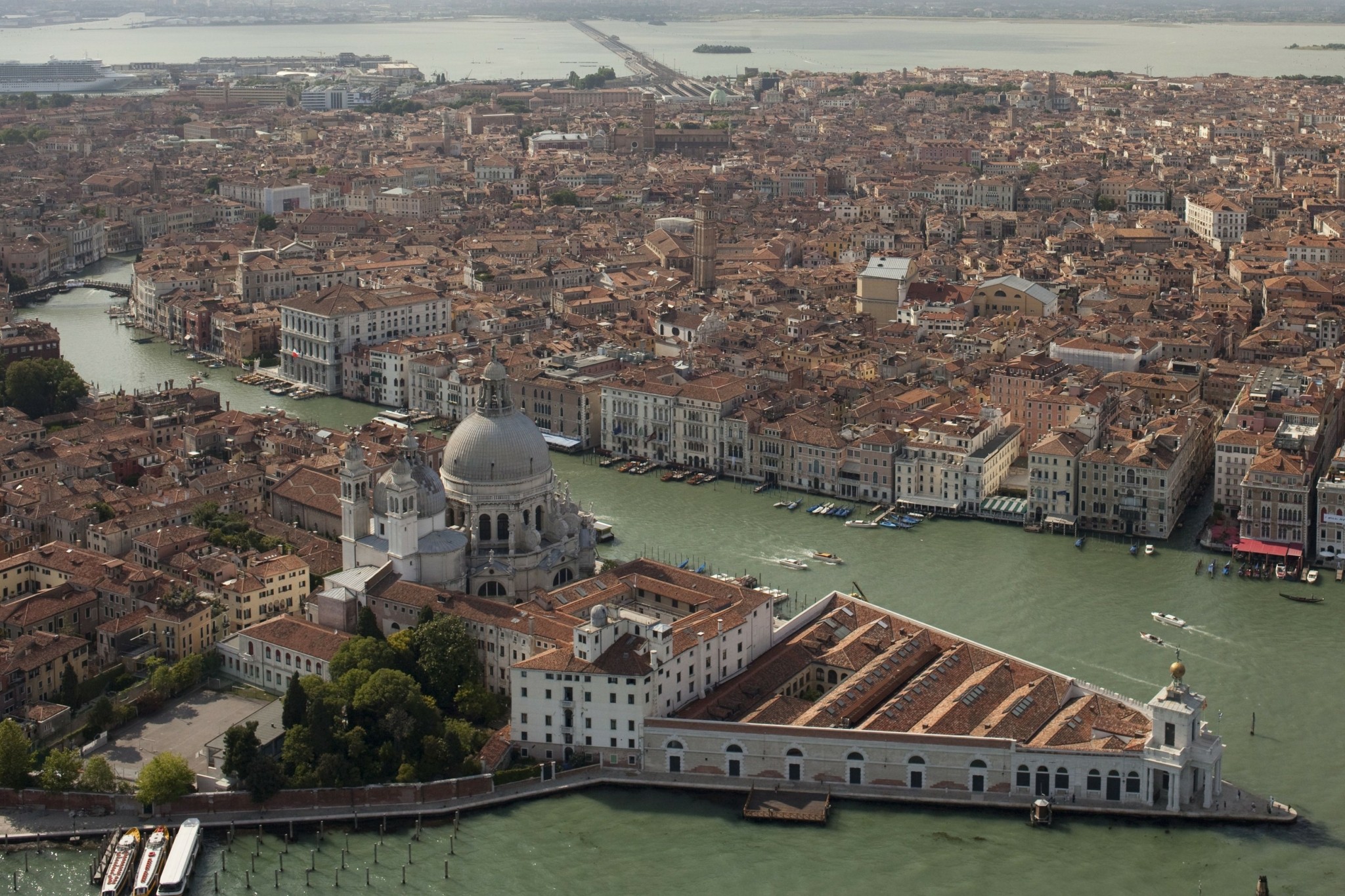 Ο μεγιστάνας Φρανσουά Πινό μετέτρεψε δύο εμβληματικά κτίρια της Βενετίας σε Μουσεία της συλλογής του
