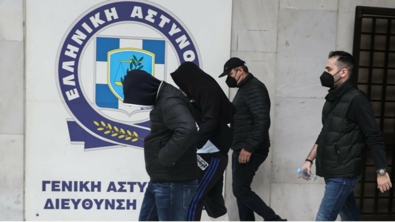Στον εισαγγελέα οι πρώτοι κατηγορούμενοι χούλιγκαν για τη δολοφονία Λυγγερίδη