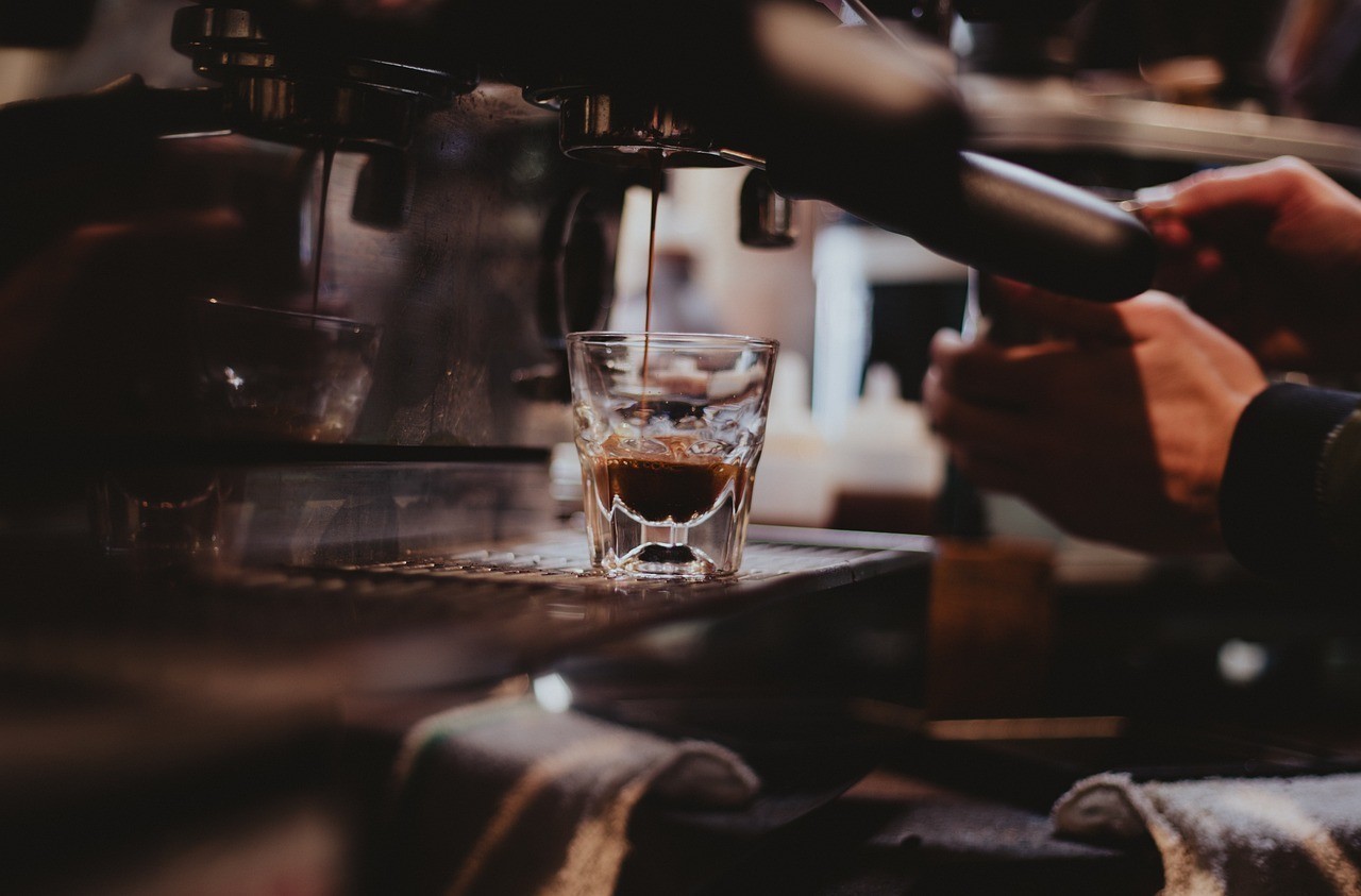 Γιατί ο ντεκαφεϊνέ είναι το πιο hot trend στον καφέ – Η ιστορία του, οι lovers και οι haters