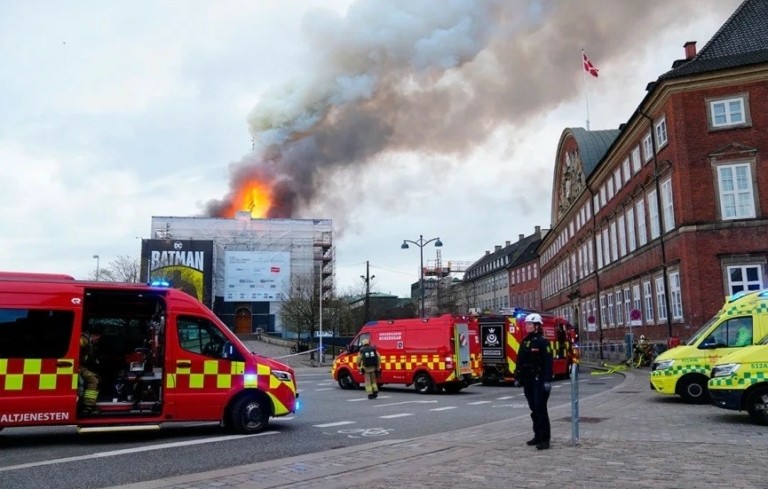 Δανία: Φωτιά το παλαιό κτήριο του Χρηματιστηρίου της Κοπεγχάγης (tweets)