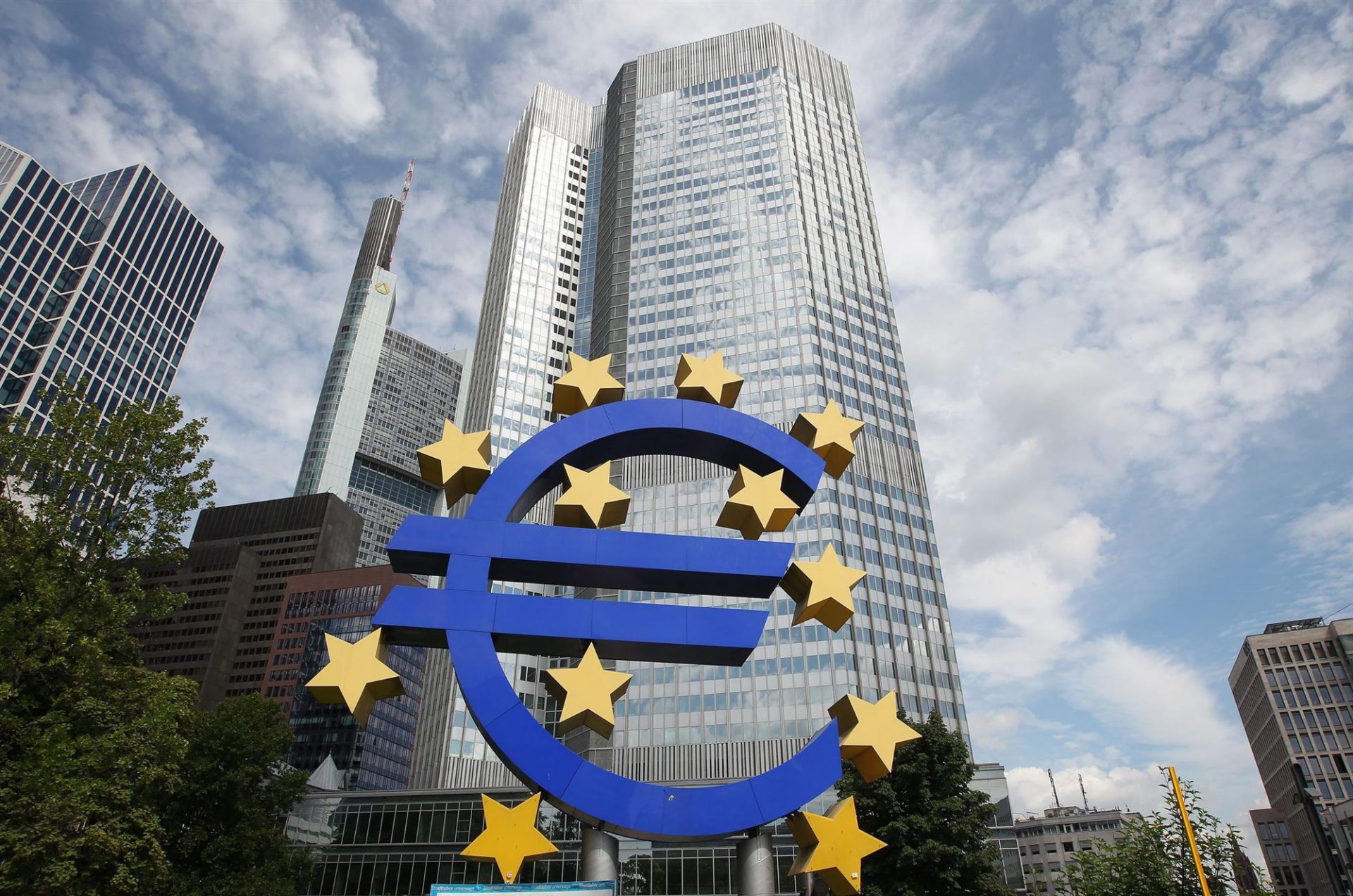Βιλερουά: Η ΕΚΤ θα πρέπει να προχωρήσει σε μείωση επιτοκίων τον Ιούνιο