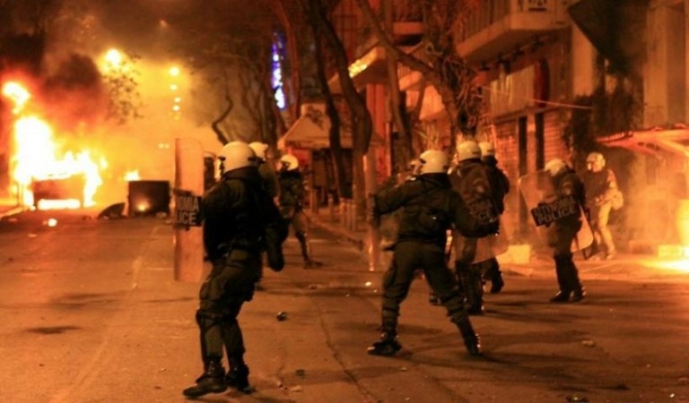 Εξάρχεια: Επίθεση κουκουλοφόρων με βόμβες μολότοφ και πέτρες κατά αστυνομικών