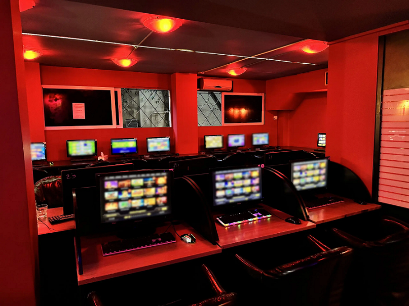 Λουκέτο και συλλήψεις σε κατάστημα με «φρουτάκια» στην Αθήνα | Ειδήσεις για την Οικονομία