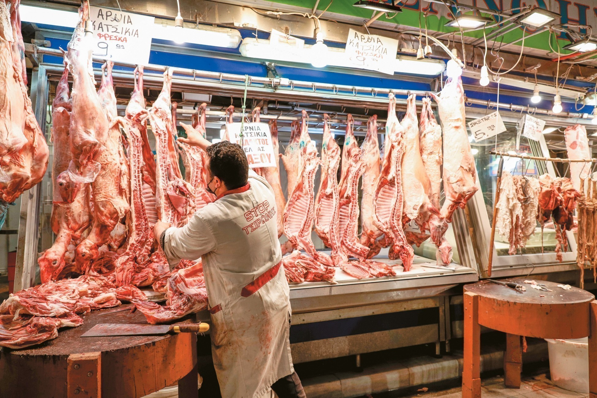 Πασχαλινό τραπέζι: Πού θα κυμανθούν φέτος οι τιμές (vid)