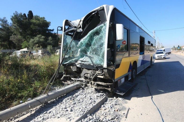 Τροχαίο με λεωφορείο του ΟΑΣΑ στα Λιόσια – Έξι ελαφρά τραυματίες (vid)