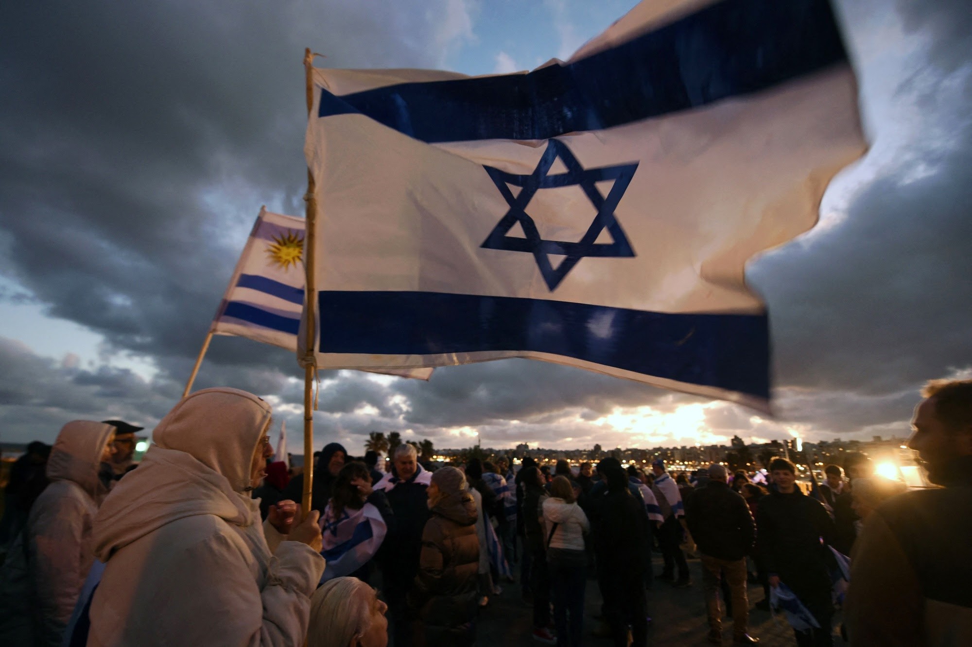 Το Ισραήλ ετοιμάζεται να απαντήσει με χτύπημα κατά του Ιράν – Ισχυρές διεθνείς πιέσεις για αποφυγή κλιμάκωσης