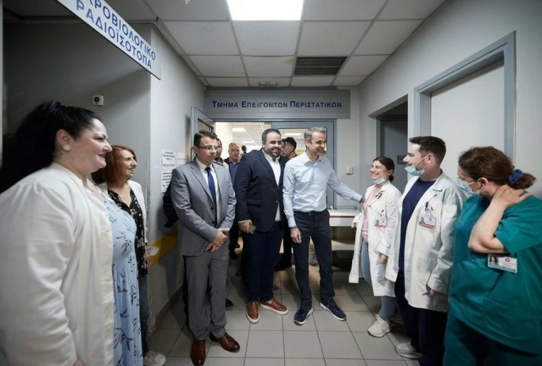 Στο νοσοκομείο «Άγιος Παύλος» στη Θεσσαλονίκη ο Μητσοτάκης – «Το ΕΣΥ αλλάζει» (pics)