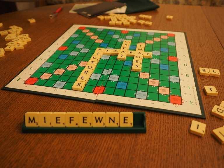 Το Scrabble μάς φέρνει πιο κοντά: Η νέα έκδοση της Mattel και γιατί θα βγει μόνο στην Ευρώπη