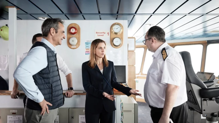 Μητσοτάκης: Επισκέφτηκε το πλοίο «Τυφώνας» – Eχει περισυλλέξει πάνω από 620 τόνους απορριμάτων από τη θάλασσα (vid)