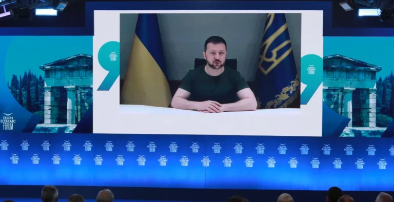 Ζελένσκι από Φόρουμ Δελφών: Ο Πούτιν πρέπει να χάσει – Χρειαζόμαστε οπλικά συστήματα
