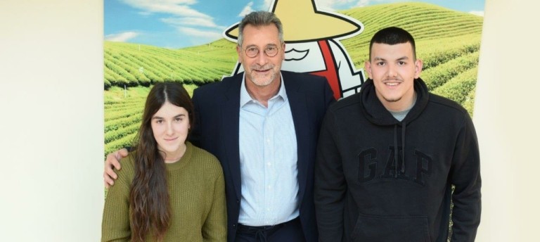 ΜΠΑΡΜΠΑ ΣΤΑΘΗΣ: Χορηγεί υποτροφίες σε παιδιά συνεργαζόμενων παραγωγών της