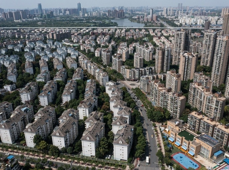 PBOC: Ανακοίνωσε χρηματοδότηση 300 δισ. γουάν για τη στήριξη της εγχώριας αγοράς ακινήτων