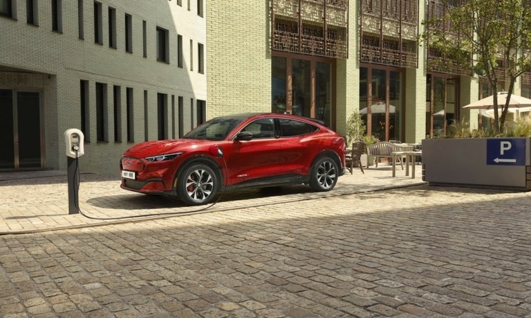 Ford: Μειώνει τις παραγγελίες μπαταριών – Οι απώλειες ξεπερνούν τα 100.000 δολ. ανά ηλεκτρικό αυτοκίνητο