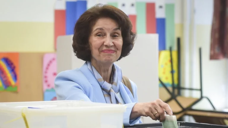 Βόρεια Μακεδονία: Η νέα πρόεδρος αποκάλεσε τη χώρα «Μακεδονία» στην ορκωμοσία της – Αποχώρησε η Ελληνίδα πρέσβης