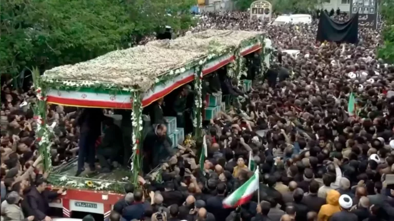 Χιλιάδες Ιρανοί στους δρόμους της Ταμπρίζ αποτίουν φόρο τιμής στον Ραϊσί