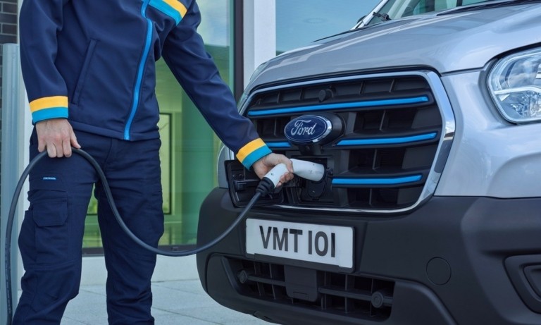 Ford: Ριζική αναδιάρθρωση της στρατηγικής της στα EV – Ακυρώνει project για να μειώσει το κόστος